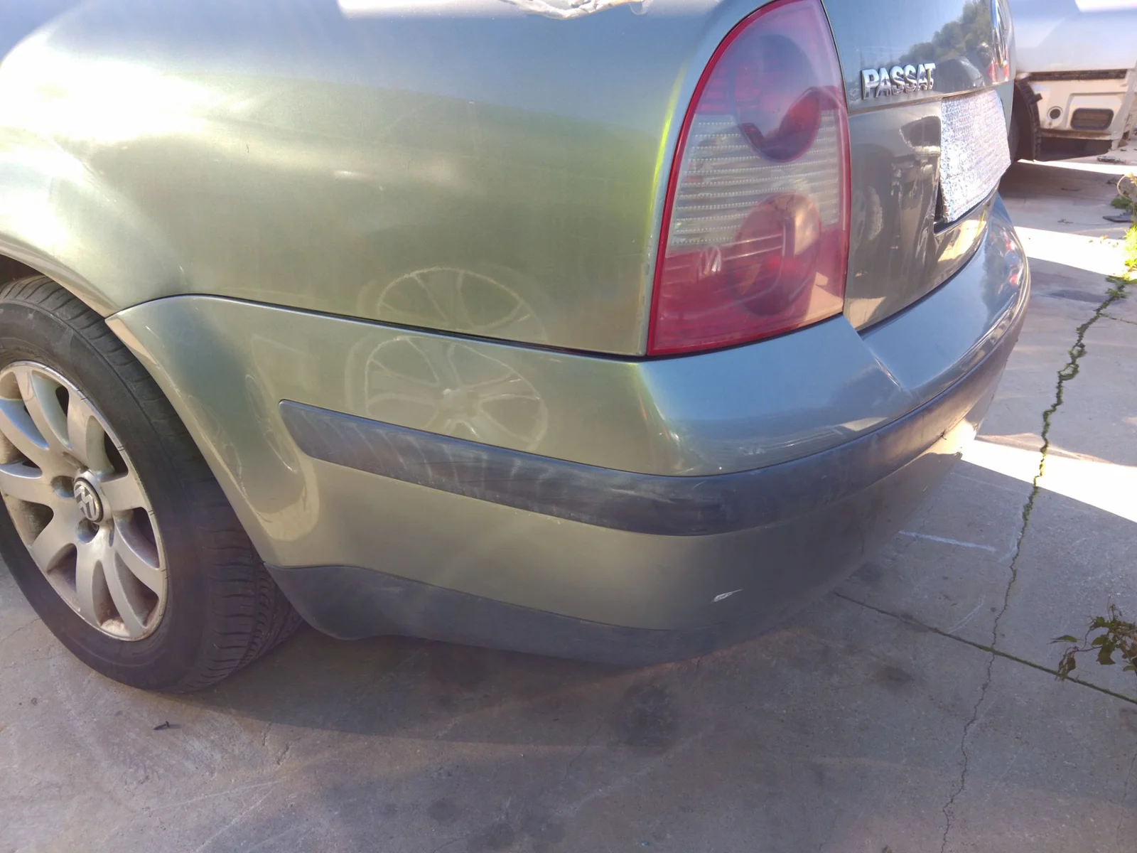 Foto de PARAGOLPES TRASERO VOLKSWAGEN PASSAT BERLINA (3B3) 1.9 TDI (131 CV / 96 KW)