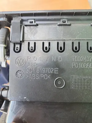 Foto de REJILLA AIREADORA VOLKSWAGEN PASSAT BERLINA (3C2) 2.0 TDI (140 CV / 103 KW) referencia 3C1819702E foto 3