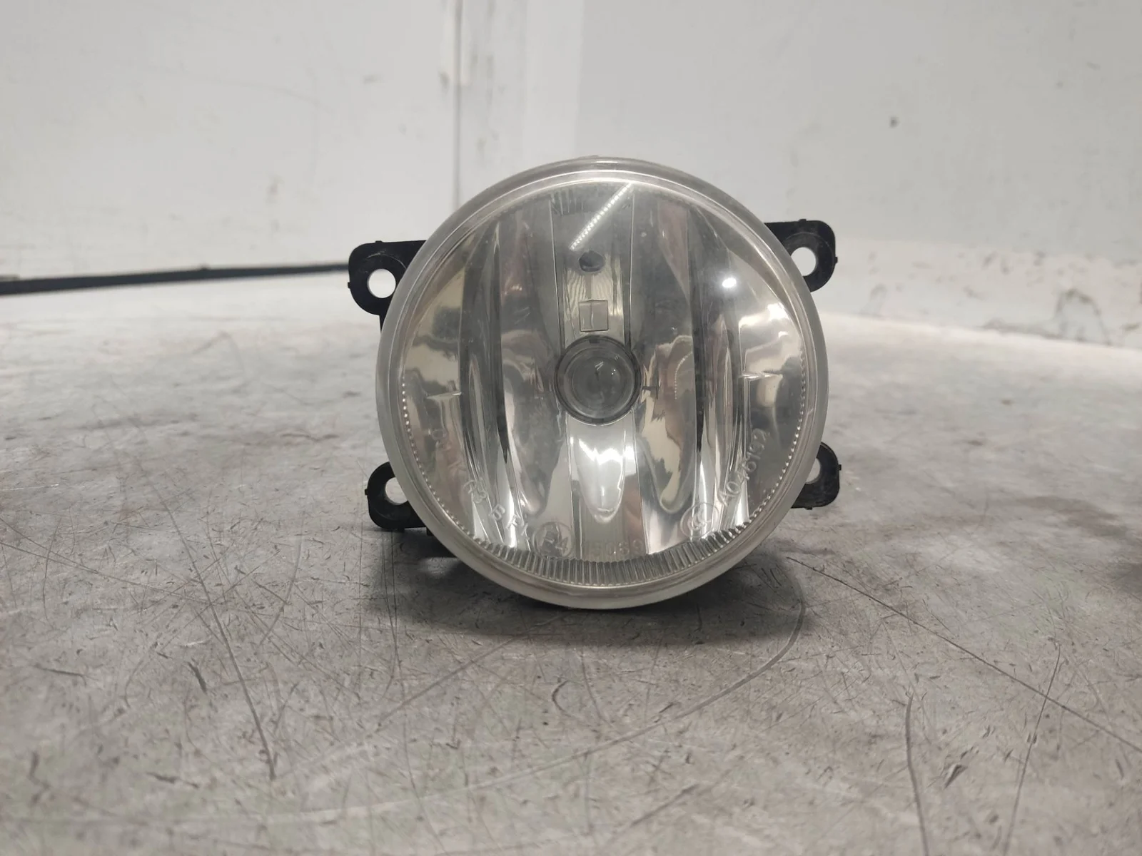 Foto de FARO ANTINIEBLA IZQUIERDO PEUGEOT 208 1.2 12V e-VTi / PureTech (81 CV / 60 KW) referencia S046192