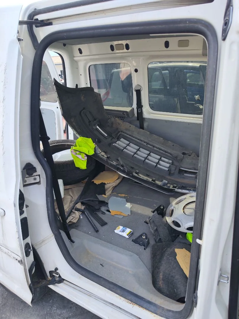 Foto de GOMAS CONTORNO PUERTA VOLKSWAGEN CADDY (2K)(02.2004) 1.9 TDI (BSU) (75 CV / 55 KW)