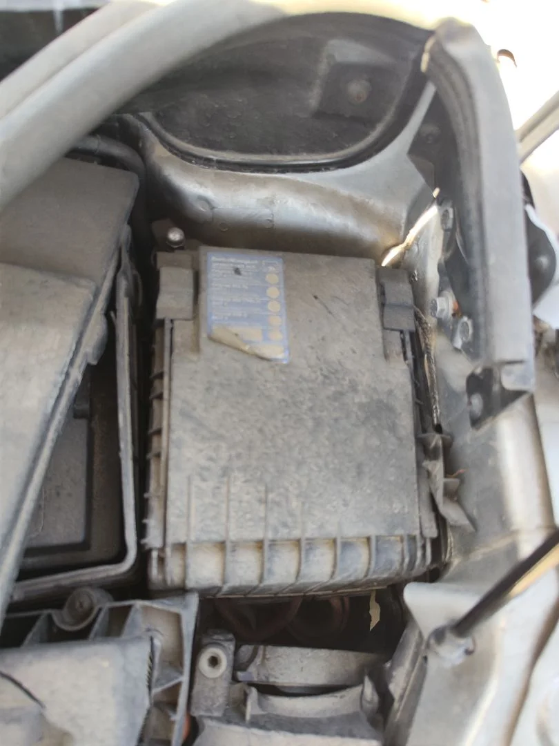 Foto de CAJA RELES / FUSIBLES VOLKSWAGEN TOURAN (1T1) 1.9 TDI (105 CV / 77 KW)