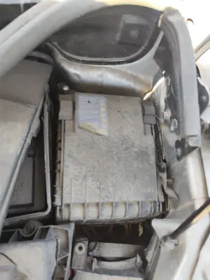 Foto de CAJA RELES / FUSIBLES VOLKSWAGEN TOURAN (1T1) 1.9 TDI (105 CV / 77 KW)