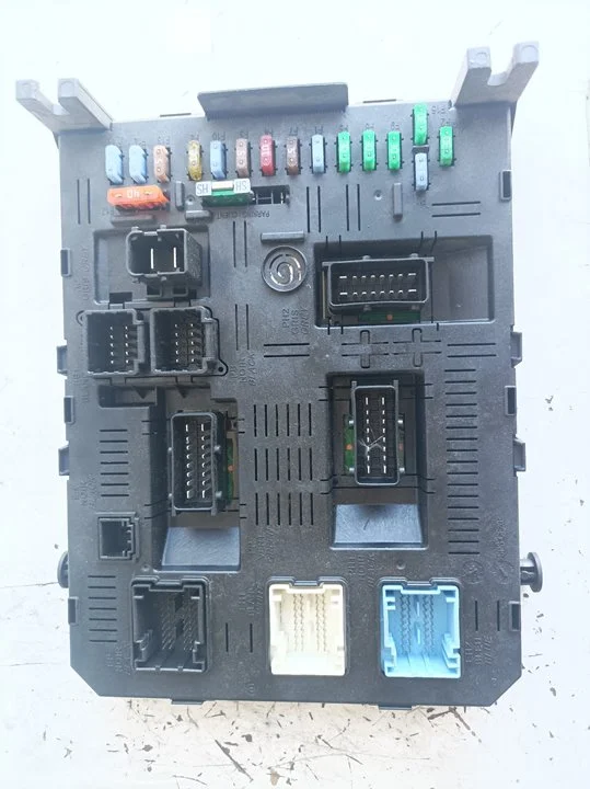 Foto de CAJA RELES / FUSIBLES CITROEN C4 BERLINA 1.6 16V HDi FAP (109 CV / 80 KW) referencia 216761594