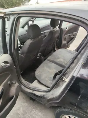 Foto de GOMAS CONTORNO PUERTA OPEL CORSA D 1.3 16V CDTI (75 CV / 55 KW)