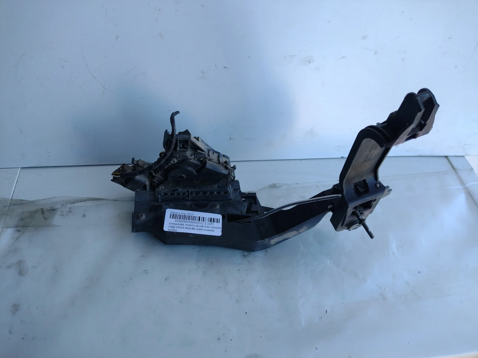 Foto de CERRADURA PUERTA DELANTERA IZQUIERDA FORD FOCUS BERLINA (CAK) 1.8 TDDI Turbodiesel CAT (90 CV / 66 KW) referencia A21813