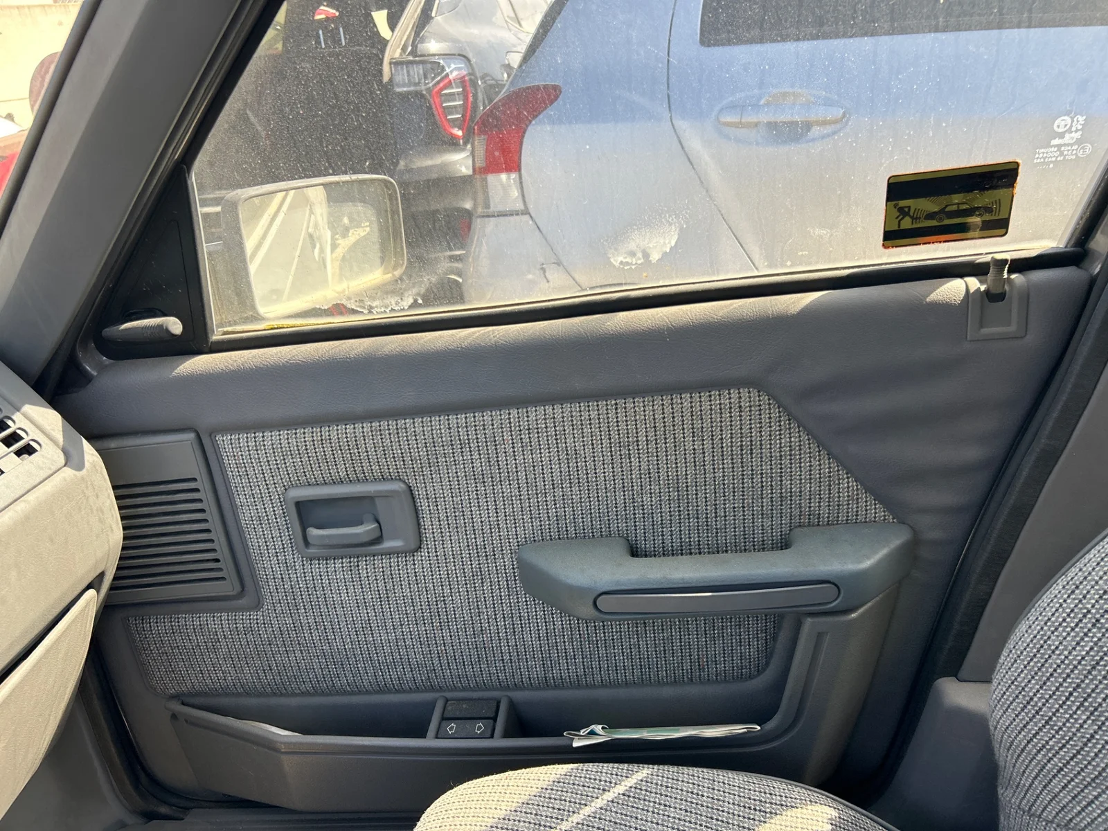 Foto de GUARNECIDO PUERTA DELANTERA DERECHA PEUGEOT 309 1.6 (88 CV / 65 KW)