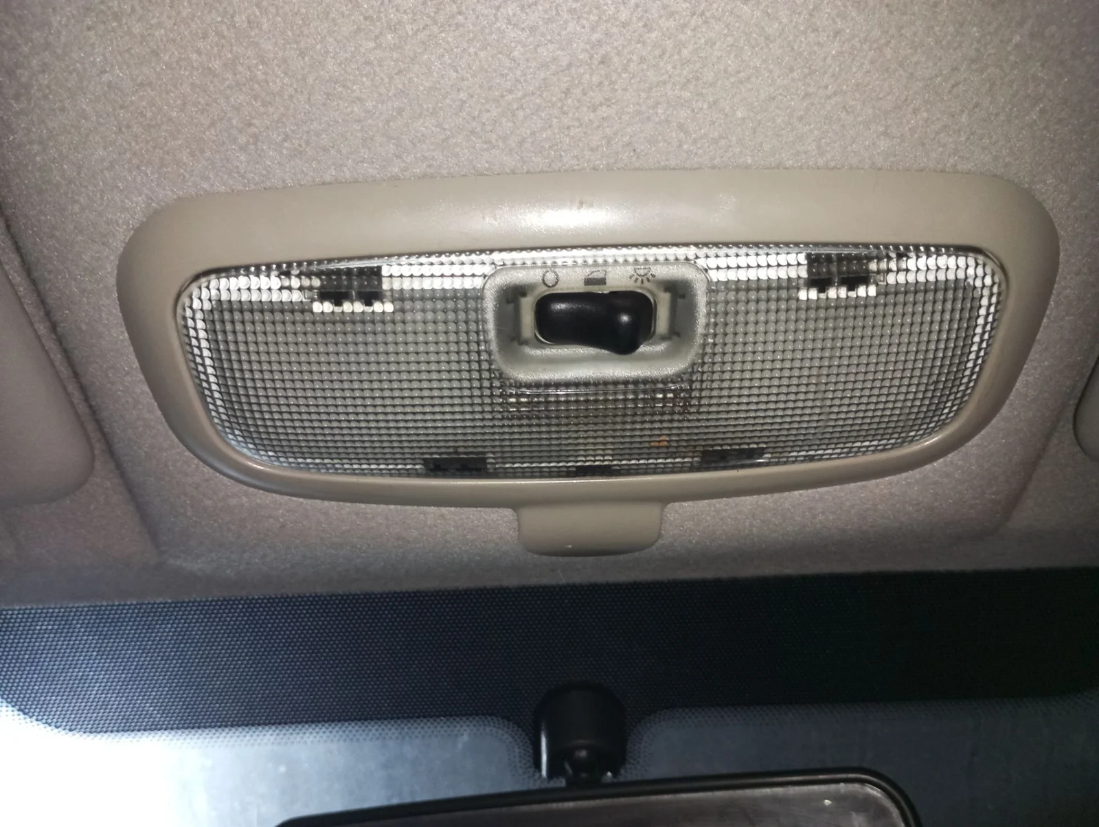 Foto de LUZ INTERIOR FORD FIESTA (CBK) 1.25 16V CAT (69 CV / 51 KW) referencia 4704788