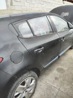 Foto de PUERTA TRASERA DERECHA RENAULT MEGANE III BERLINA 5P 1.5 dCi Diesel FAP (110 CV / 81 KW) referencia 821006014R