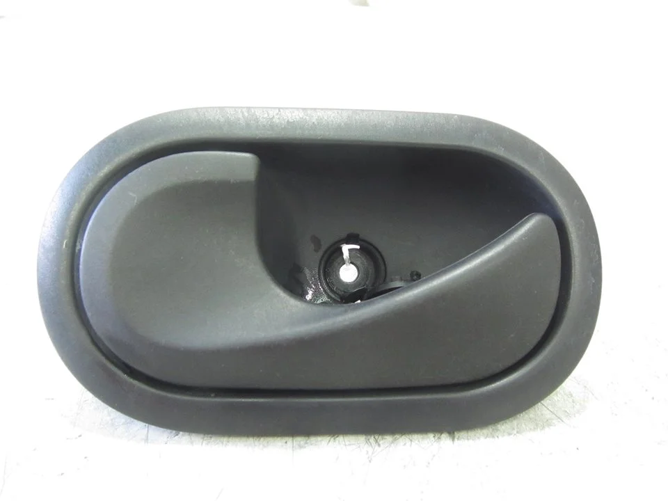 Foto de MANETA INTERIOR TRASERA IZQUIERDA RENAULT CLIO III 1.5 dCi Diesel (106 CV / 78 KW) referencia 310579