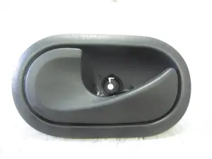 Foto de MANETA INTERIOR TRASERA IZQUIERDA RENAULT CLIO III 1.5 dCi Diesel (106 CV / 78 KW) referencia 310579