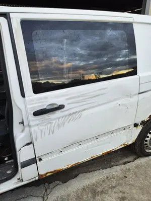 Foto de GOMAS CONTORNO PUERTA MERCEDES-BENZ VITO FURGÓN (639) 2.1 CDI CAT (109 CV / 80 KW)