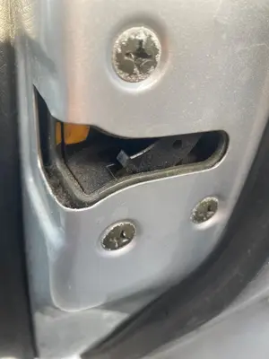 Foto de CERRADURA PUERTA DELANTERA DERECHA NISSAN ALMERA (N15) 2.0 Diesel (75 CV / 55 KW)