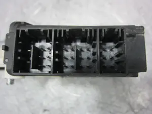 Foto de MOTOR ELEVALUNAS DELANTERO DERECHO SEAT IBIZA (6L1) 1.4 16V (101 CV / 74 KW) referencia 6Q2959801A foto 3