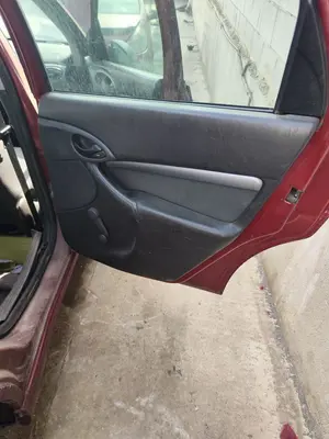 Foto de GUARNECIDO PUERTA TRASERA DERECHA FORD FOCUS BERLINA (CAK) 1.6 16V CAT (101 CV / 74 KW)