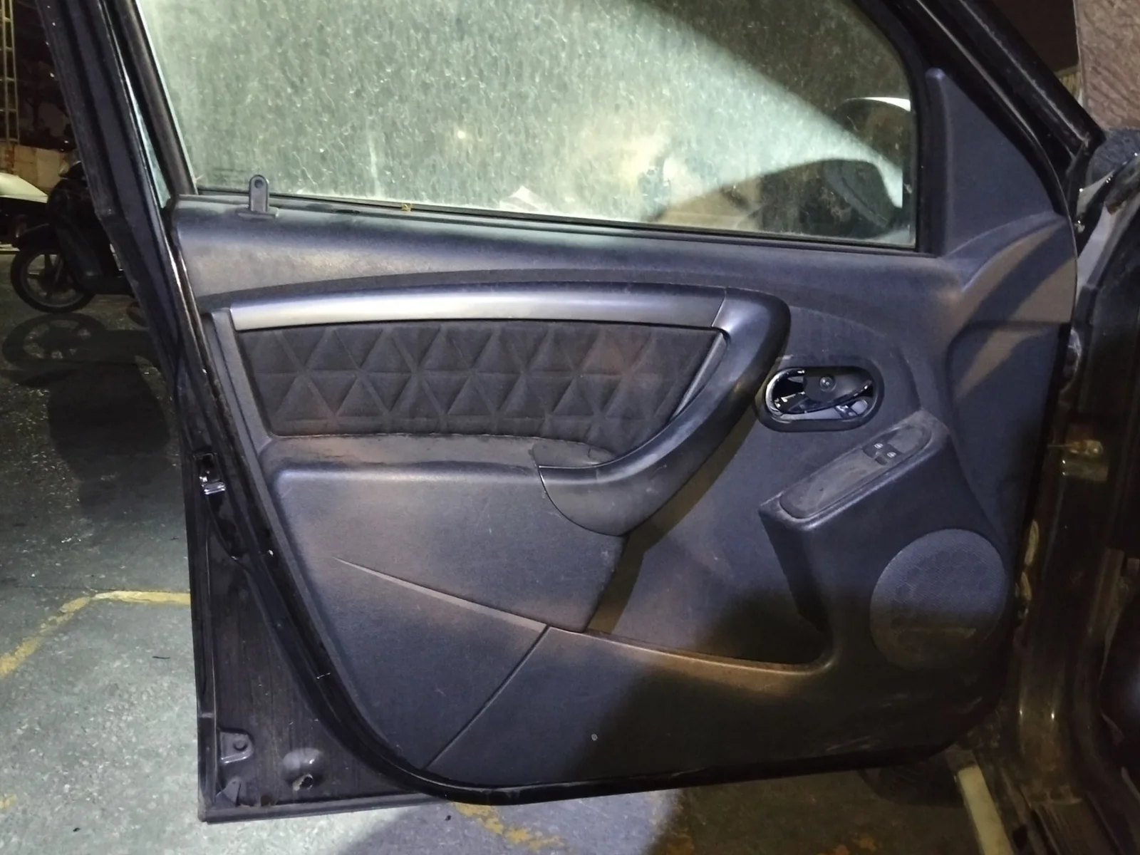 Foto de GUARNECIDO PUERTA DELANTERA IZQUIERDA DACIA DUSTER I 1.2 16V TCE CAT (125 CV / 92 KW) referencia 809015856R