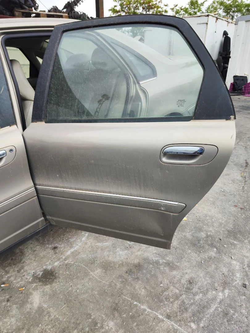 Foto de PUERTA TRASERA IZQUIERDA VOLVO S80 BERLINA 2.4 Diesel (131 CV / 96 KW)