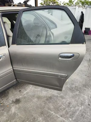 Foto de PUERTA TRASERA IZQUIERDA VOLVO S80 BERLINA 2.4 Diesel (131 CV / 96 KW)