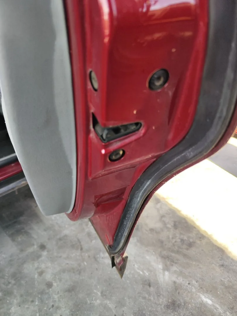 Foto de CERRADURA PUERTA TRASERA DERECHA VOLKSWAGEN PASSAT BERLINA (3B2) 1.9 TDI (116 CV / 85 KW) referencia 3B4839015AL