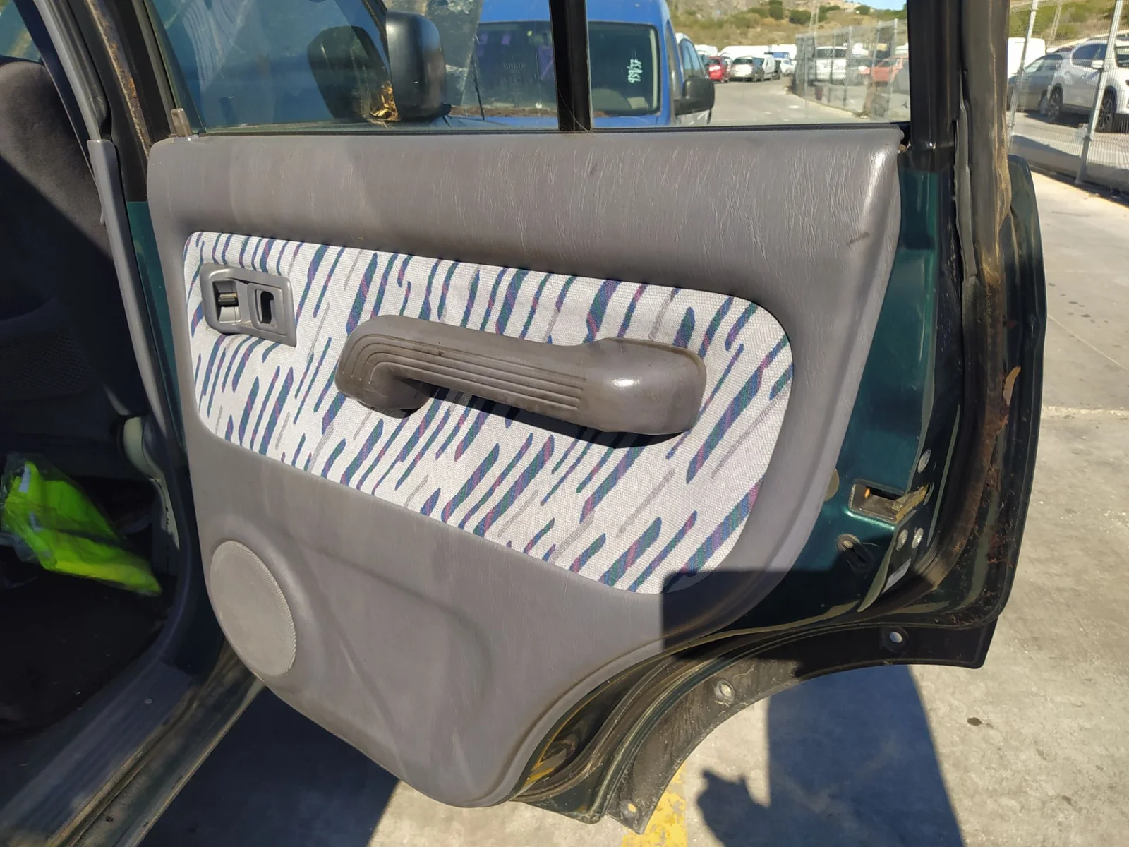Foto de GUARNECIDO PUERTA TRASERA DERECHA TOYOTA LAND CRUISER (J9) 3.0 Turbodiesel (125 CV / 92 KW)