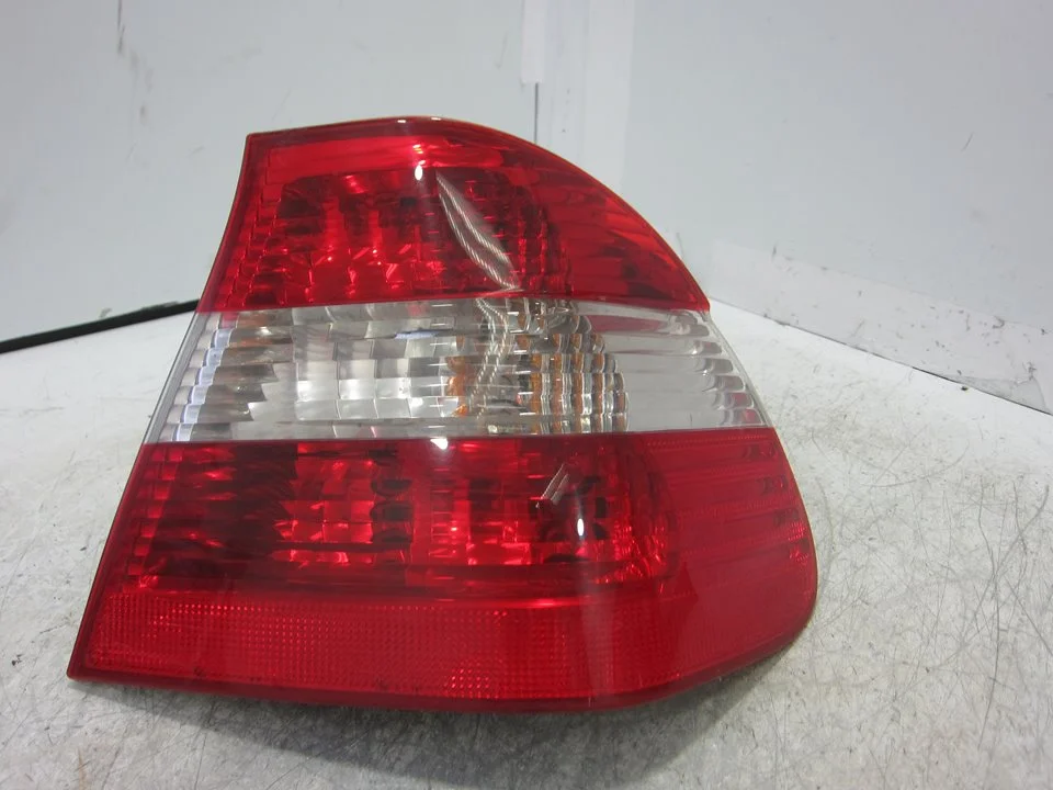 Foto de PILOTO TRASERO DERECHO BMW SERIE 3 BERLINA (E46) 2.0 16V Diesel CAT (136 CV / 100 KW) referencia 694653601