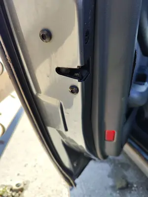 Foto de CERRADURA PUERTA TRASERA IZQUIERDA AUDI A6 BERLINA (4B2) 2.5 V6 24V TDI (180 CV / 132 KW) referencia 4B0839016G foto 3