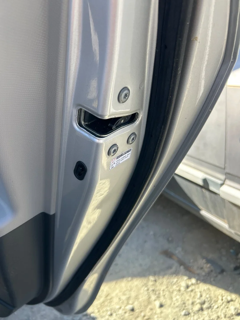 Foto de CERRADURA PUERTA TRASERA DERECHA TOYOTA YARIS (KSP9/SCP9/NLP9) 1.3 16V CAT (101 CV / 74 KW) referencia 690600D060