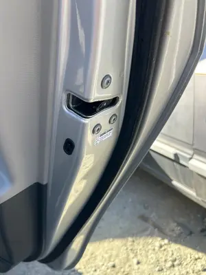 Foto de CERRADURA PUERTA TRASERA DERECHA TOYOTA YARIS (KSP9/SCP9/NLP9) 1.3 16V CAT (101 CV / 74 KW) referencia 690600D060