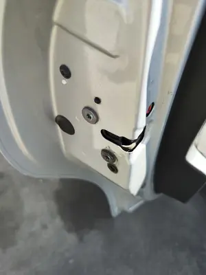 Foto de CERRADURA PUERTA TRASERA IZQUIERDA PEUGEOT 207 1.6 16V HDi (90 CV / 66 KW) referencia 9138H8