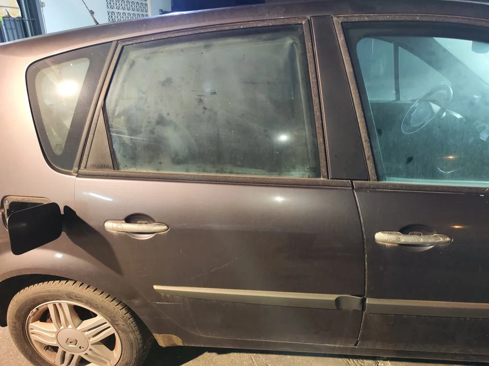 Foto de PUERTA TRASERA DERECHA RENAULT SCENIC II (JM) 1.9 dCi Diesel (120 CV / 88 KW) referencia 821005158R