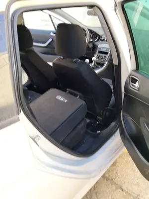 Foto de GOMAS CONTORNO PUERTA PEUGEOT 308 SW 1.6 HDi FAP CAT (9HZ / DV6TED4) (109 CV / 80 KW)