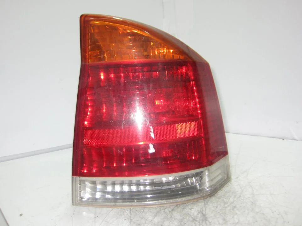Foto de PILOTO TRASERO DERECHO OPEL VECTRA C BERLINA 2.0 DTI (101 CV / 74 KW) referencia GM13130644