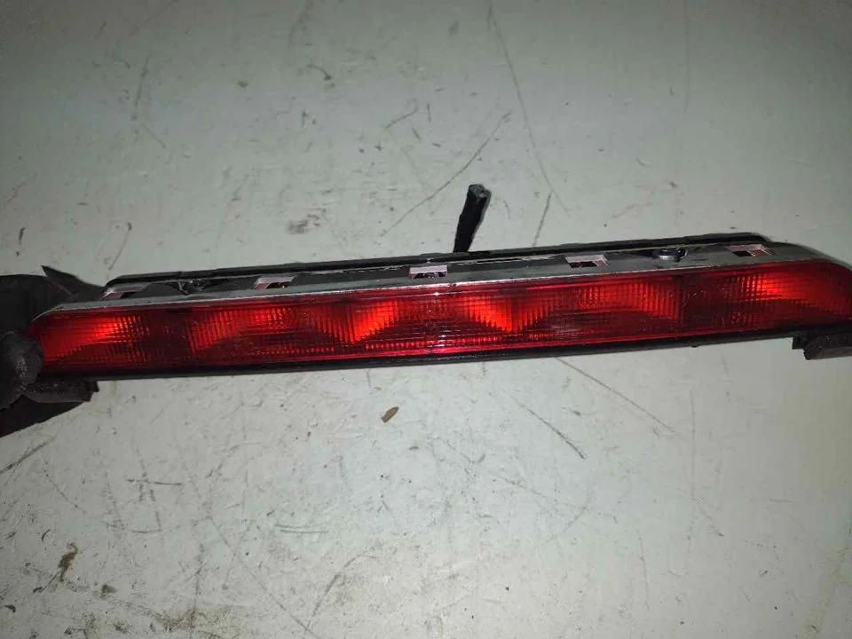 Foto de LUZ CENTRAL DE FRENO RENAULT MEGANE I FASE 2 GRANDTOUR (KA...) 1.9 dTi Diesel CAT (98 CV / 72 KW) referencia 7700423402