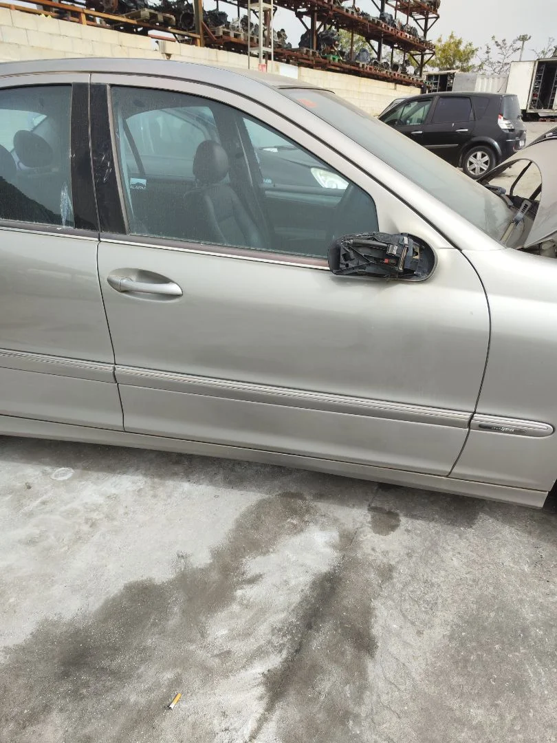 Foto de PUERTA DELANTERA DERECHA MERCEDES-BENZ CLASE C (BM 203) BERLINA 3.0 CDI CAT (224 CV / 165 KW)
