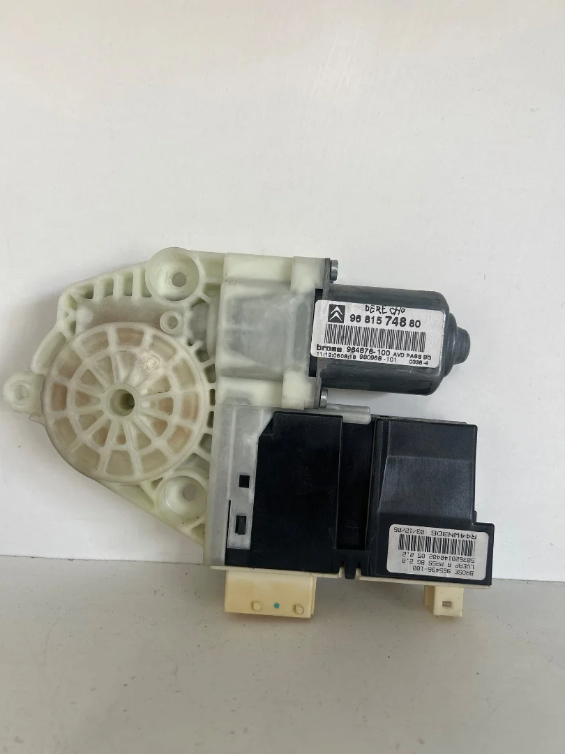 Foto de MOTOR ELEVALUNAS DELANTERO DERECHO CITROEN C4 BERLINA 1.6 16V HDi (90 CV / 66 KW) referencia 9681574880