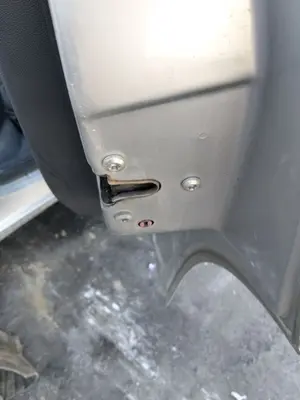 Foto de CERRADURA PUERTA TRASERA DERECHA OPEL CORSA C 1.2 16V CAT (Z 12 XE / LW4) (75 CV / 55 KW)