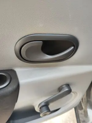 Foto de MANETA INTERIOR TRASERA IZQUIERDA RENAULT CLIO III 1.2 16V (75 CV / 55 KW)