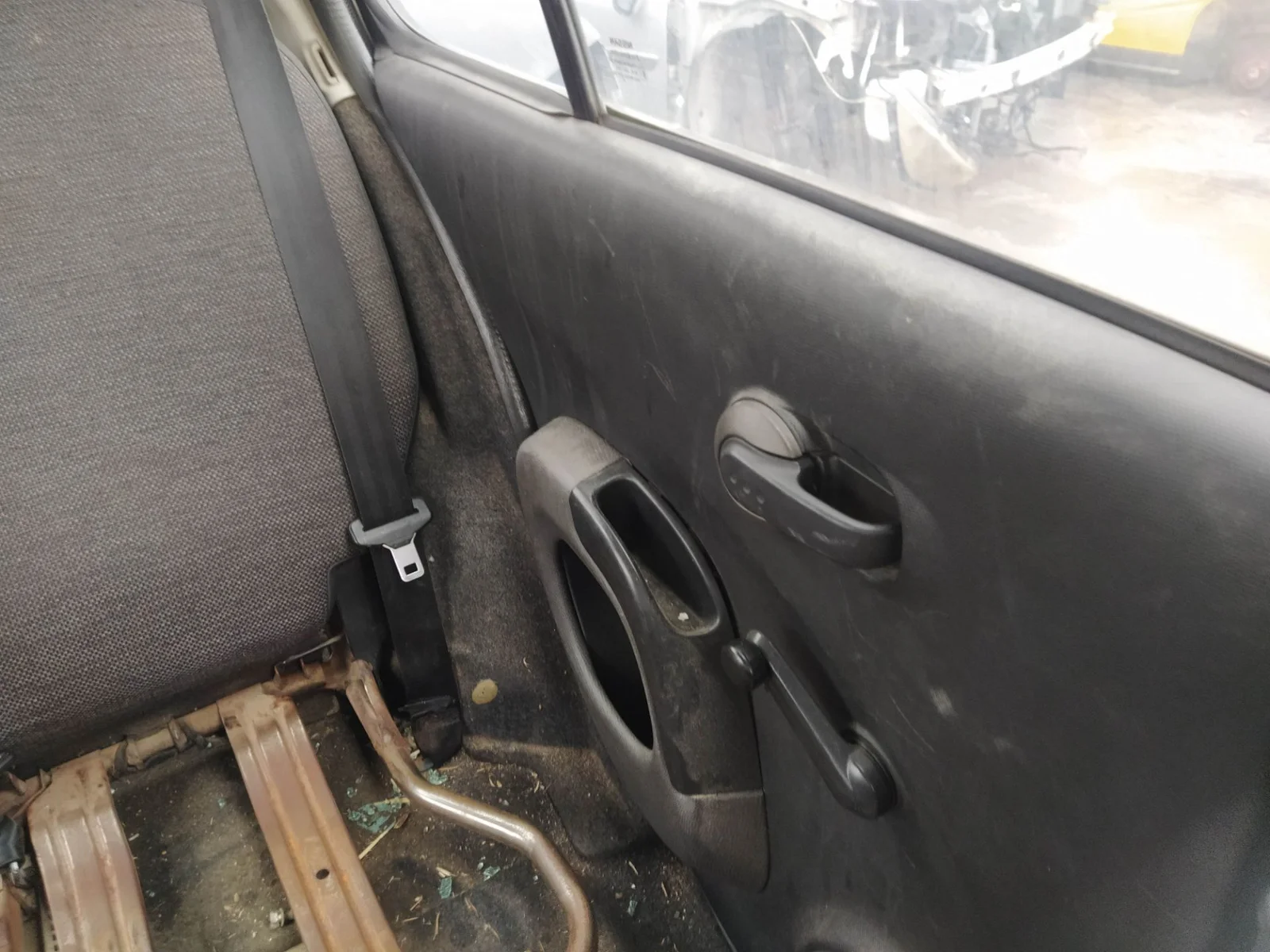 Foto de MANETA ELEVALUNAS TRASERA IZQUIERDA NISSAN MICRA (K12E) 1.2 CAT (65 CV / 48 KW)