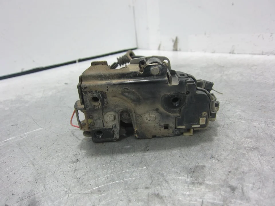 Foto de CERRADURA PUERTA DELANTERA IZQUIERDA SEAT IBIZA (6L1) 1.4 TDI CAT (BNM) (69 CV / 51 KW) referencia 837015AM