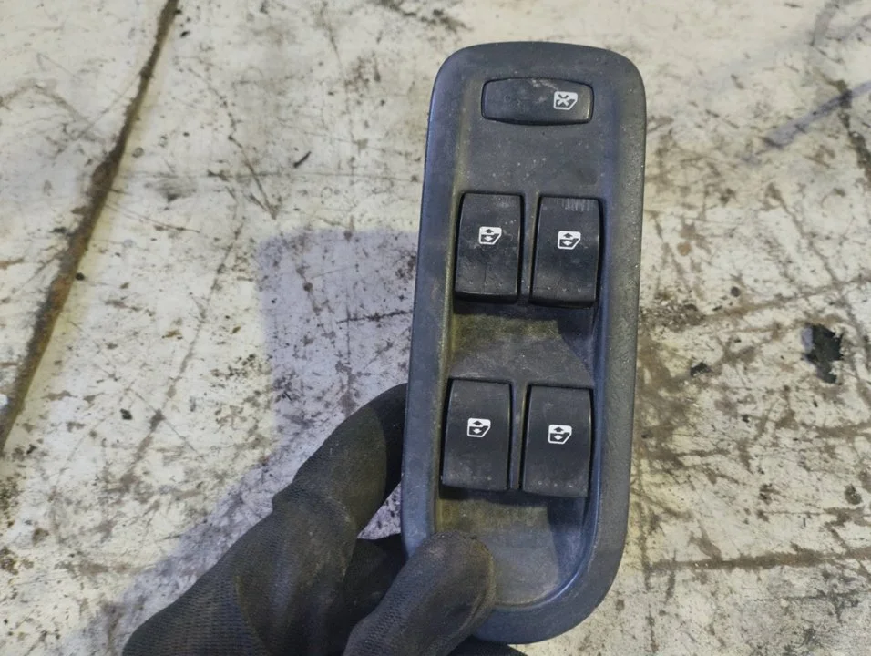 Foto de MANDO ELEVALUNAS DELANTERO IZQUIERDO RENAULT MEGANE II BERLINA 5P 1.9 dCi Diesel (120 CV / 88 KW) referencia 025330