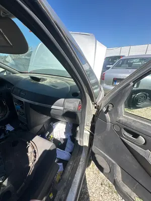 Foto de GOMAS CONTORNO PUERTA OPEL MERIVA 1.6 16V (101 CV / 74 KW)