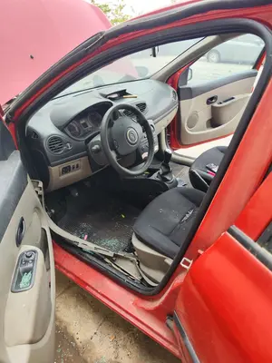 Foto de GOMAS CONTORNO PUERTA RENAULT CLIO III 1.5 dCi Diesel CAT (86 CV / 63 KW)
