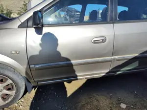 Foto de PUERTA DELANTERA IZQUIERDA KIA CARENS (RS) 1.8 16V CAT (126 CV / 93 KW)