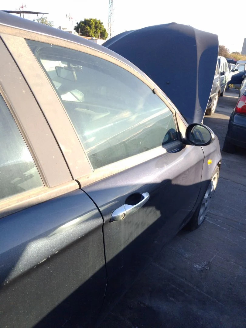 Foto de PUERTA DELANTERA DERECHA ALFA ROMEO 147 (190) 1.9 JTD CAT (110 CV / 81 KW)