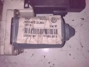 Foto de MOTOR ELEVALUNAS DELANTERO IZQUIERDO SEAT LEON (1M1) 1.9 TDI (131 CV / 96 KW) referencia 1C1959801A foto 4