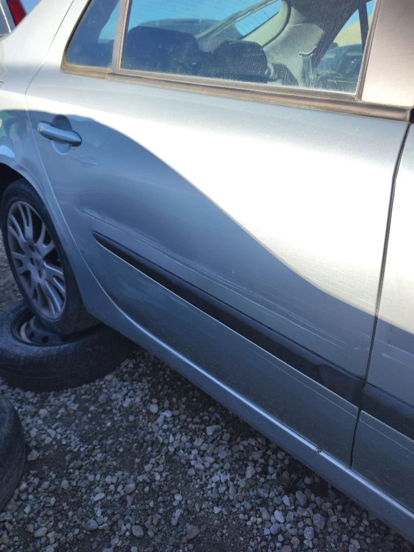 Foto de PUERTA TRASERA DERECHA RENAULT LAGUNA II (BG0) 1.8 CAT (120 CV / 88 KW)