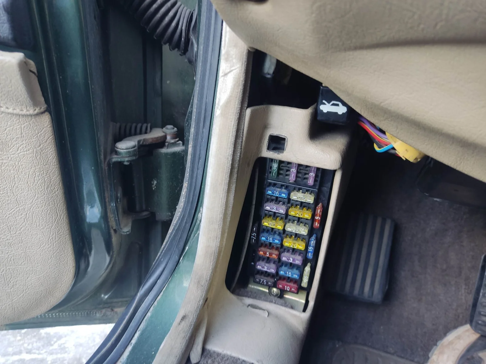 Foto de CAJA RELES / FUSIBLES JAGUAR XJ 4.0 CAT (222 CV / 163 KW)
