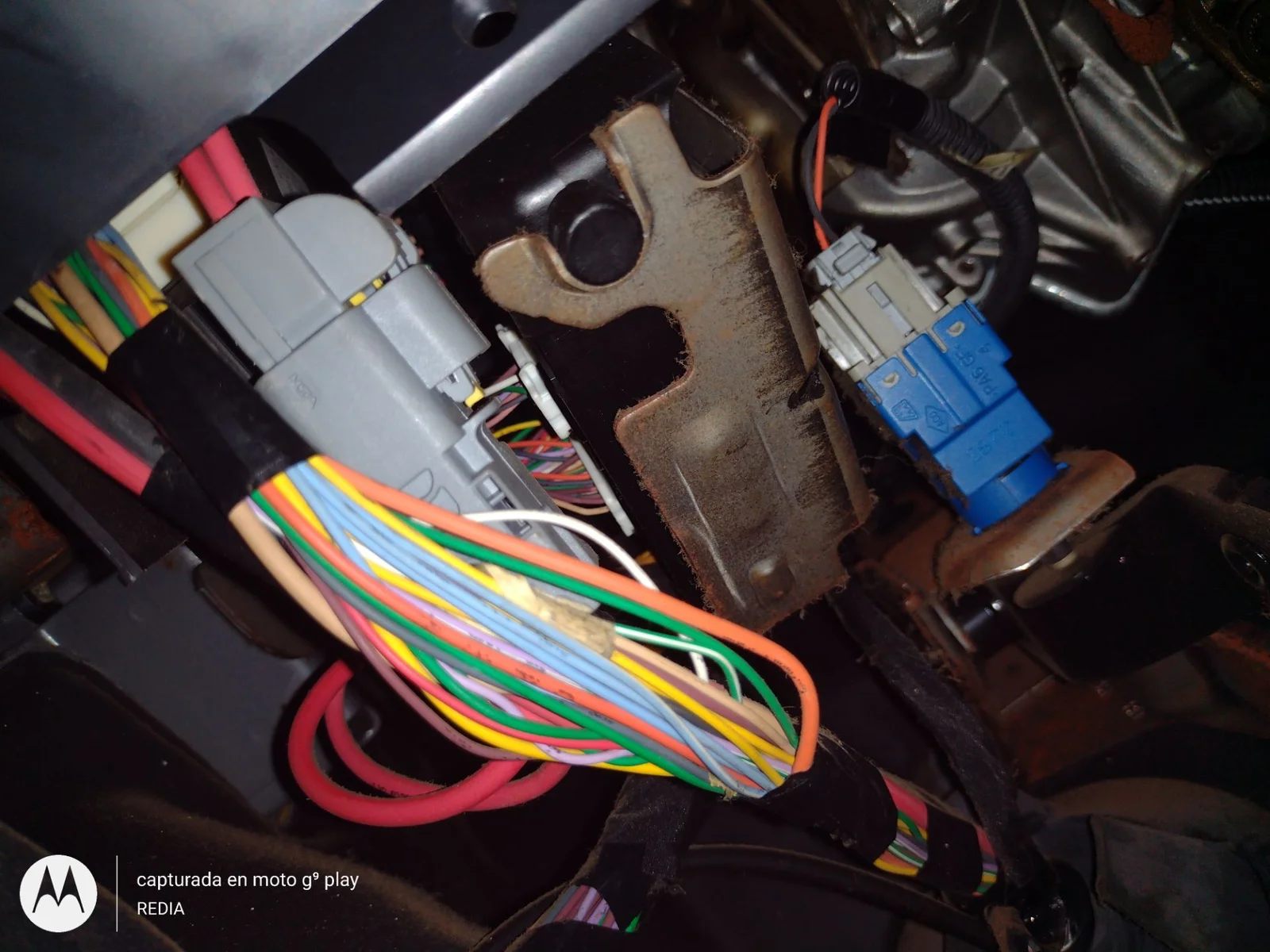 Foto de CAJA RELES / FUSIBLES RENAULT CLIO III 1.2 16V (75 CV / 55 KW)