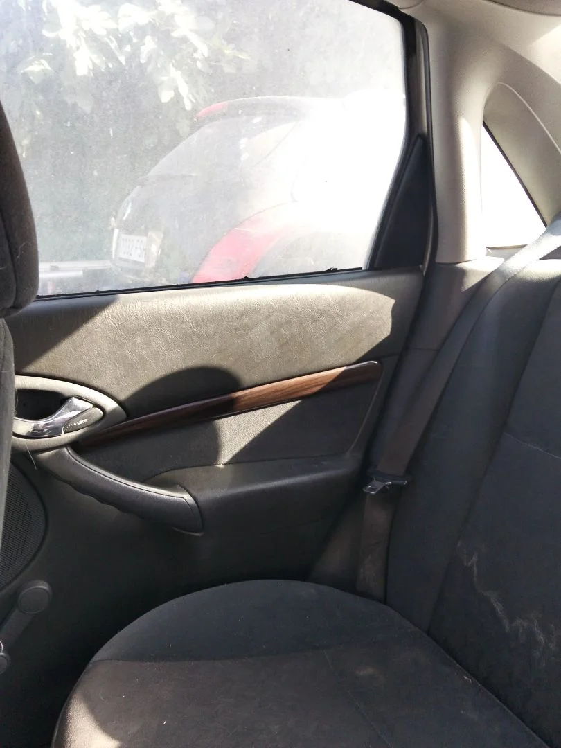 Foto de GUARNECIDO PUERTA TRASERA DERECHA FORD FOCUS BERLINA (CAK) 1.6 16V CAT (101 CV / 74 KW) referencia 1102315