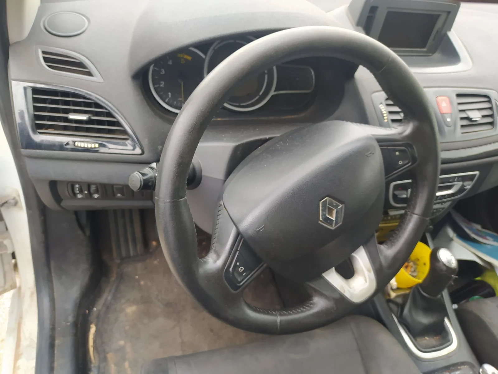 Foto de VOLANTE RENAULT MEGANE III BERLINA 5P 1.5 dCi Diesel CAT (86 CV / 63 KW) referencia 484009812R