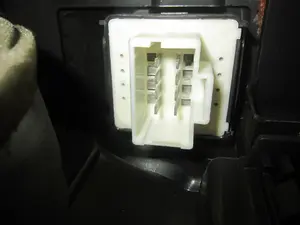 Foto de MANDO ELEVALUNAS DELANTERO IZQUIERDO CITROEN C4 CACTUS 1.2 12V VTi (82 CV / 60 KW) referencia 98016298ZD foto 2